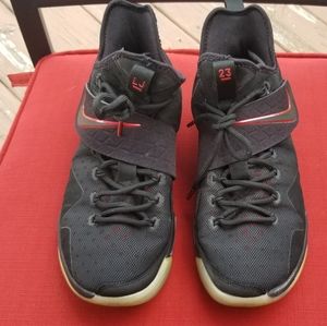 Nike 2017 LeBron James 14 Bred athletic shoes